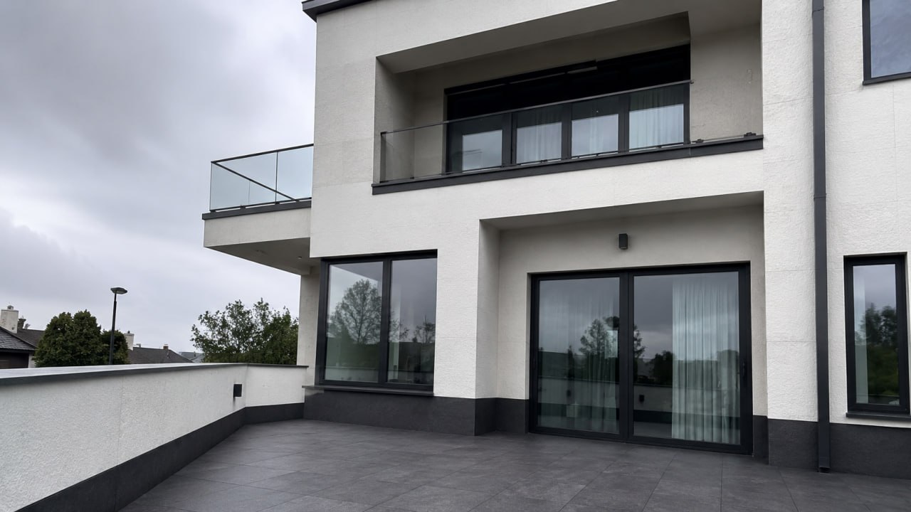 Placa flexibilă KORDEKO pentru balcoane, logii și terase: o alternativă ușoară la gresia porțelanată