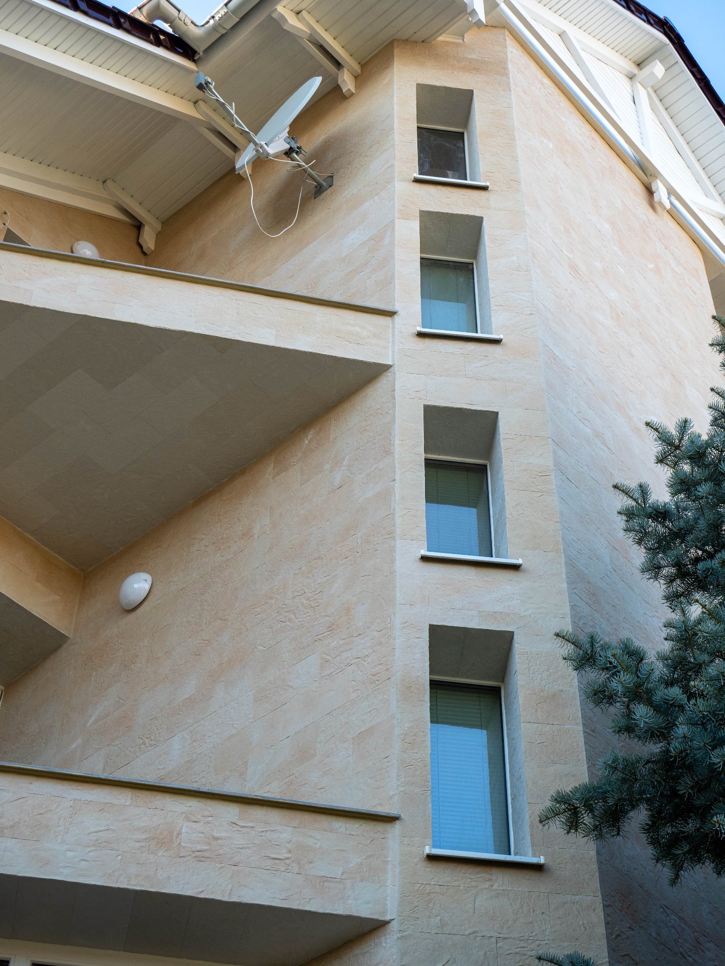 Телецентр, Кишинёв — фасад из гибкой плитки Turkish Travertine — 11