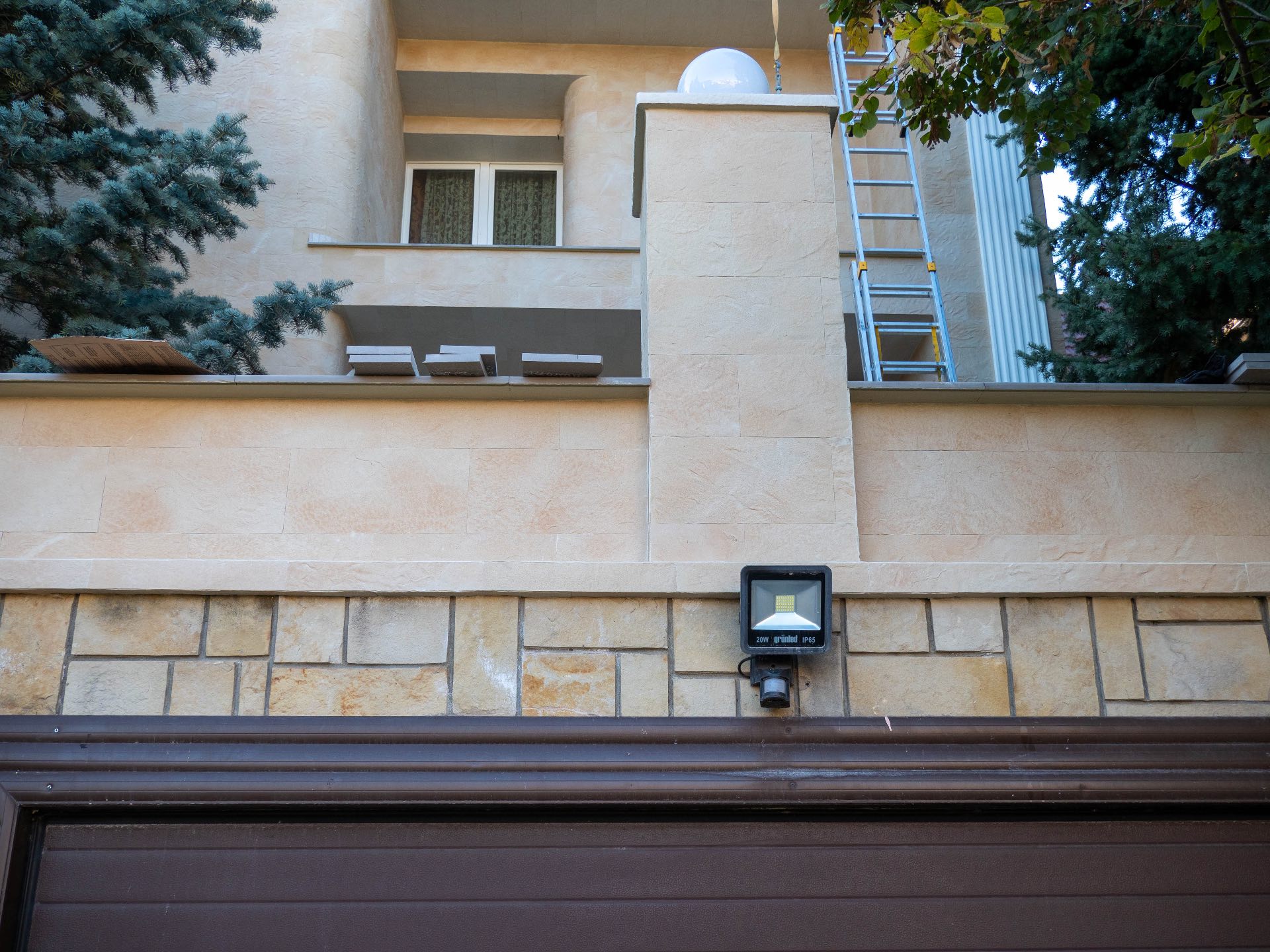 Телецентр, Кишинёв — фасад из гибкой плитки Turkish Travertine — 2