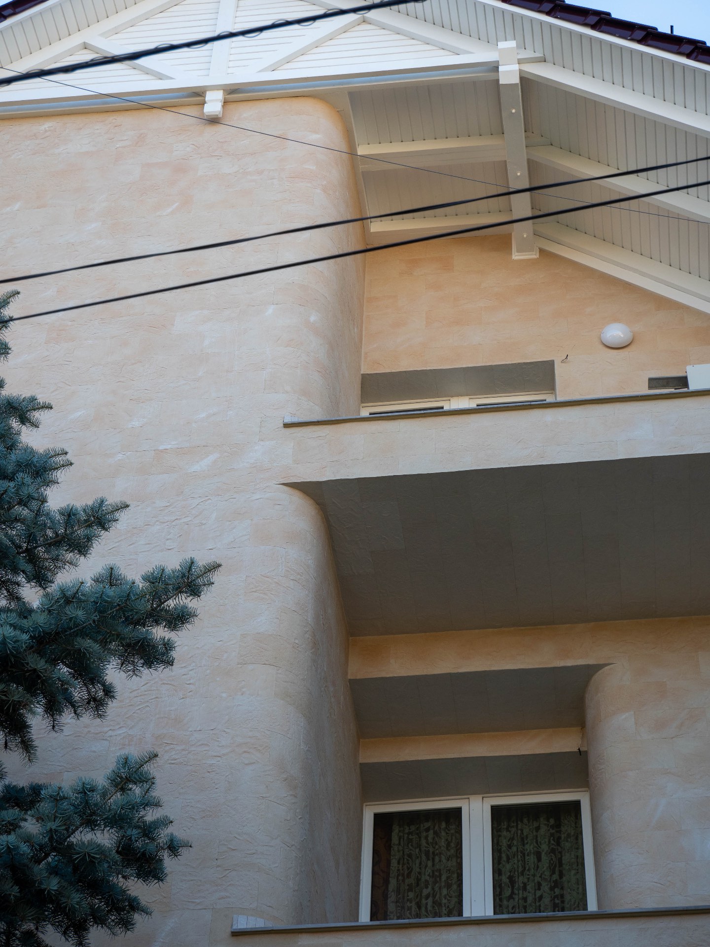 Телецентр, Кишинёв — фасад из гибкой плитки Turkish Travertine — 3
