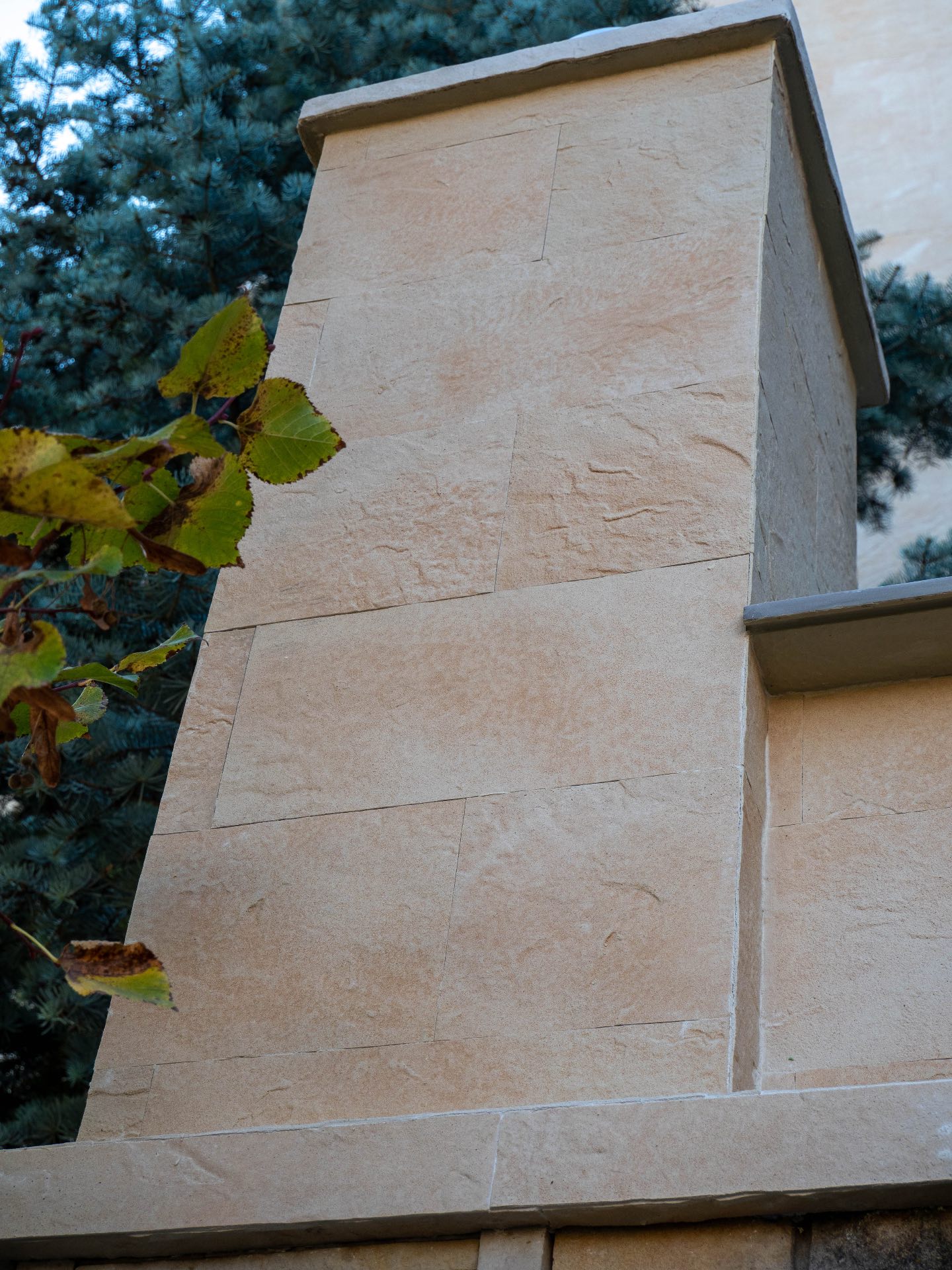 Телецентр, Кишинёв — фасад из гибкой плитки Turkish Travertine — 4