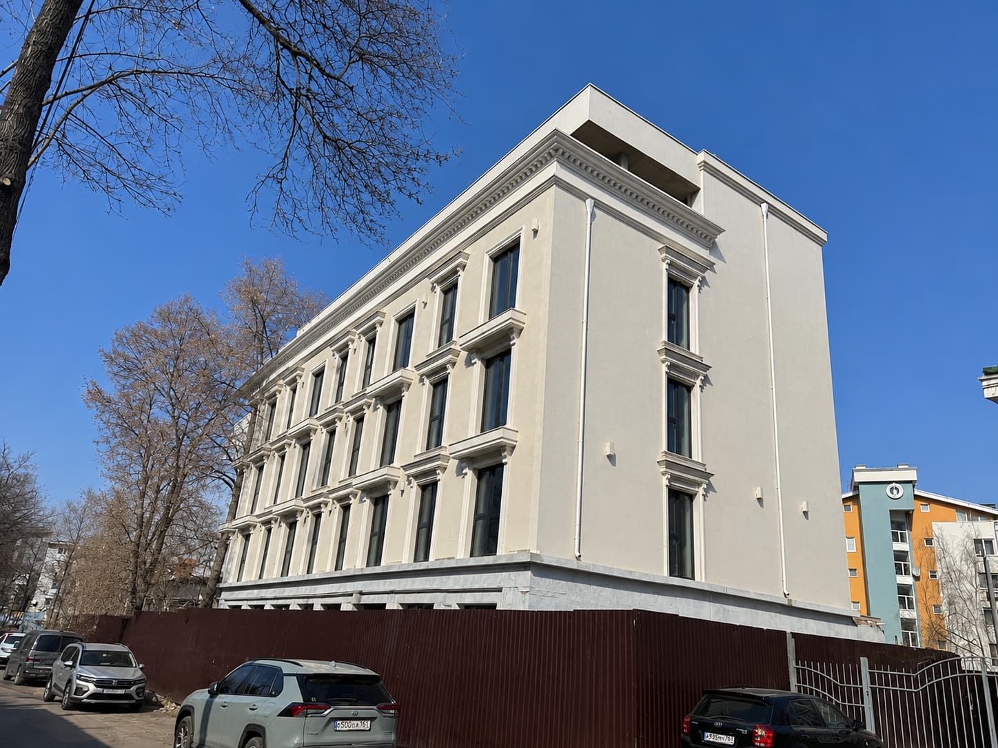 Placi flexibile - clădire cu mai multe etaje în Centru